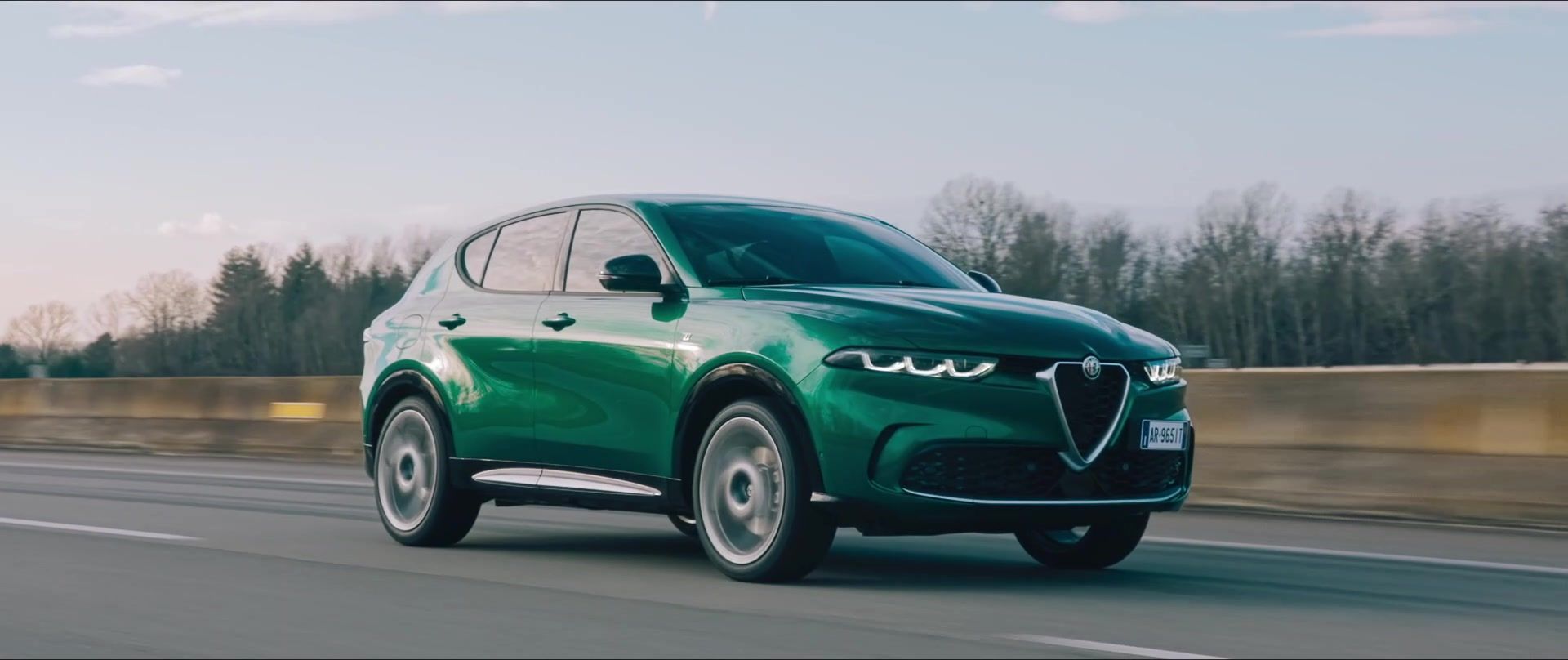 The new Alfa Romeo Tonale Driving Video in Montreal Green
