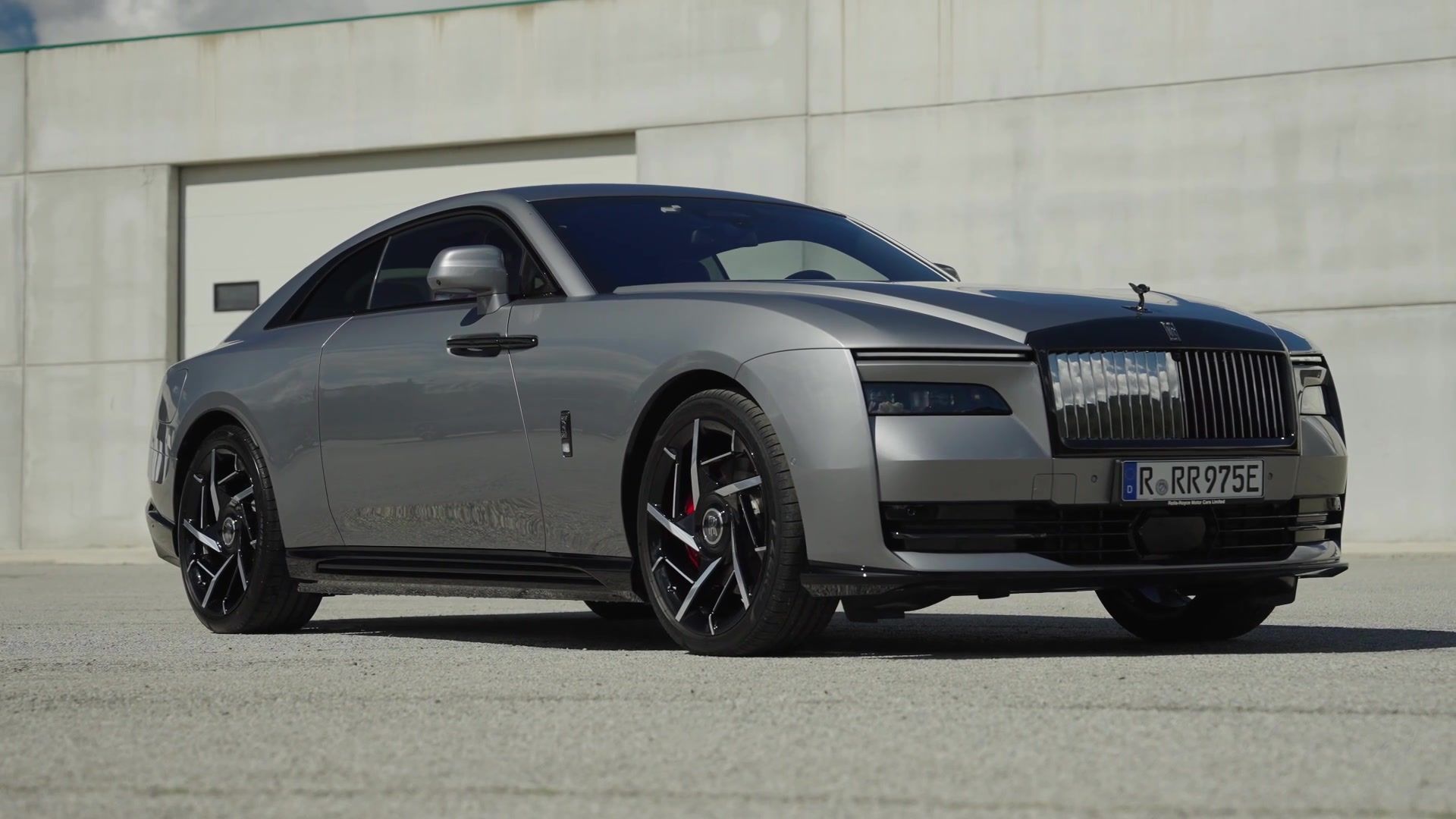 Video: Rolls-Royce Black Badge Spectre Design Preview - Finished in ...