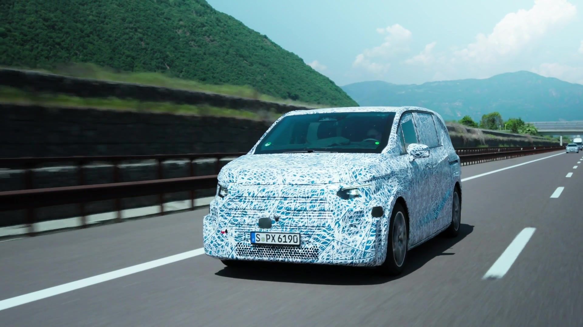 Test passed on long distance - Mercedes-Benz VLE is efficient, practical and agile in handling thanks to rear axle steering