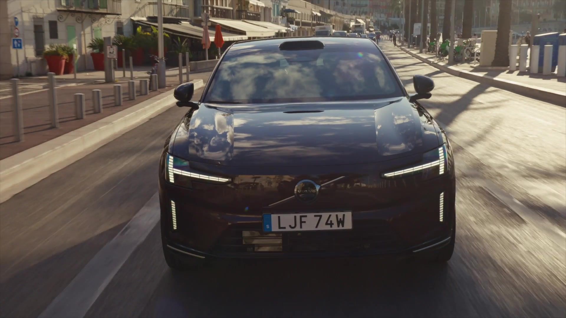 The new Volvo ES90 in Mulberry Red Driving Video