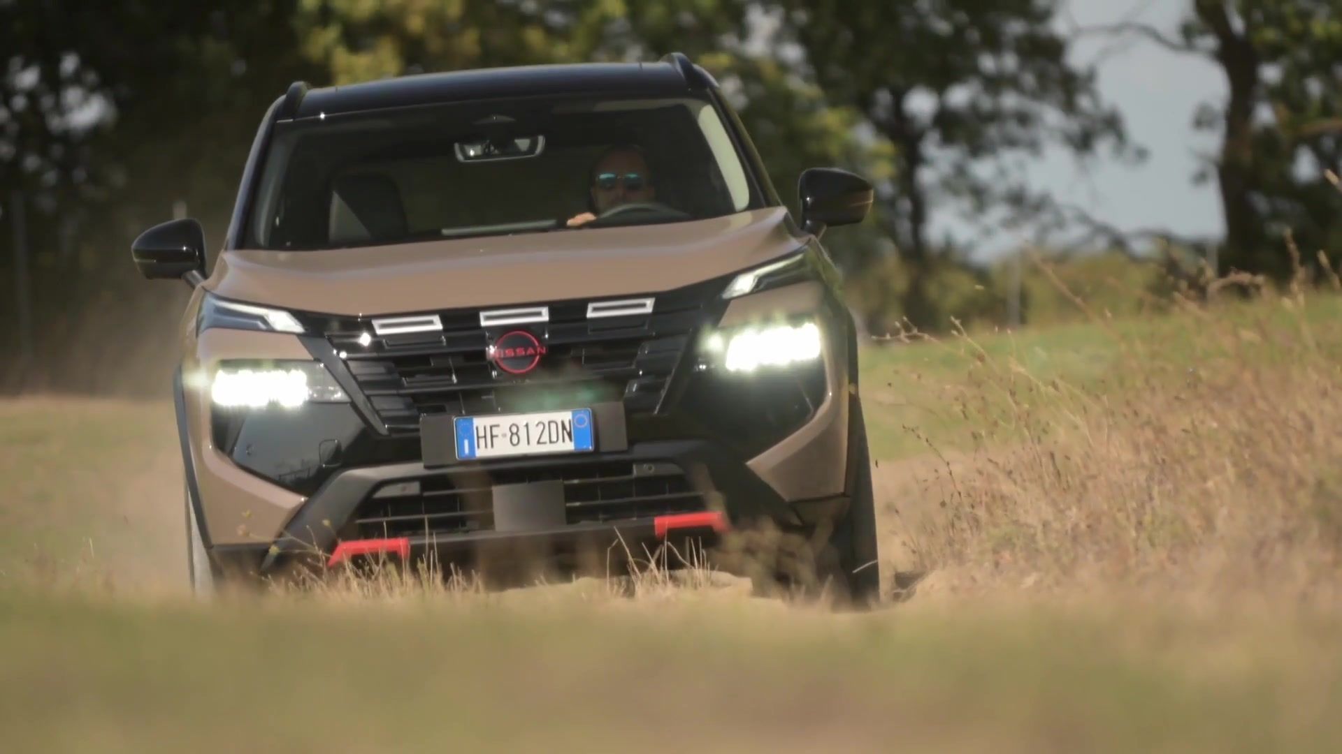 Nissan X-TRAIL N-TREK in Dark Beige & Black Driving Video