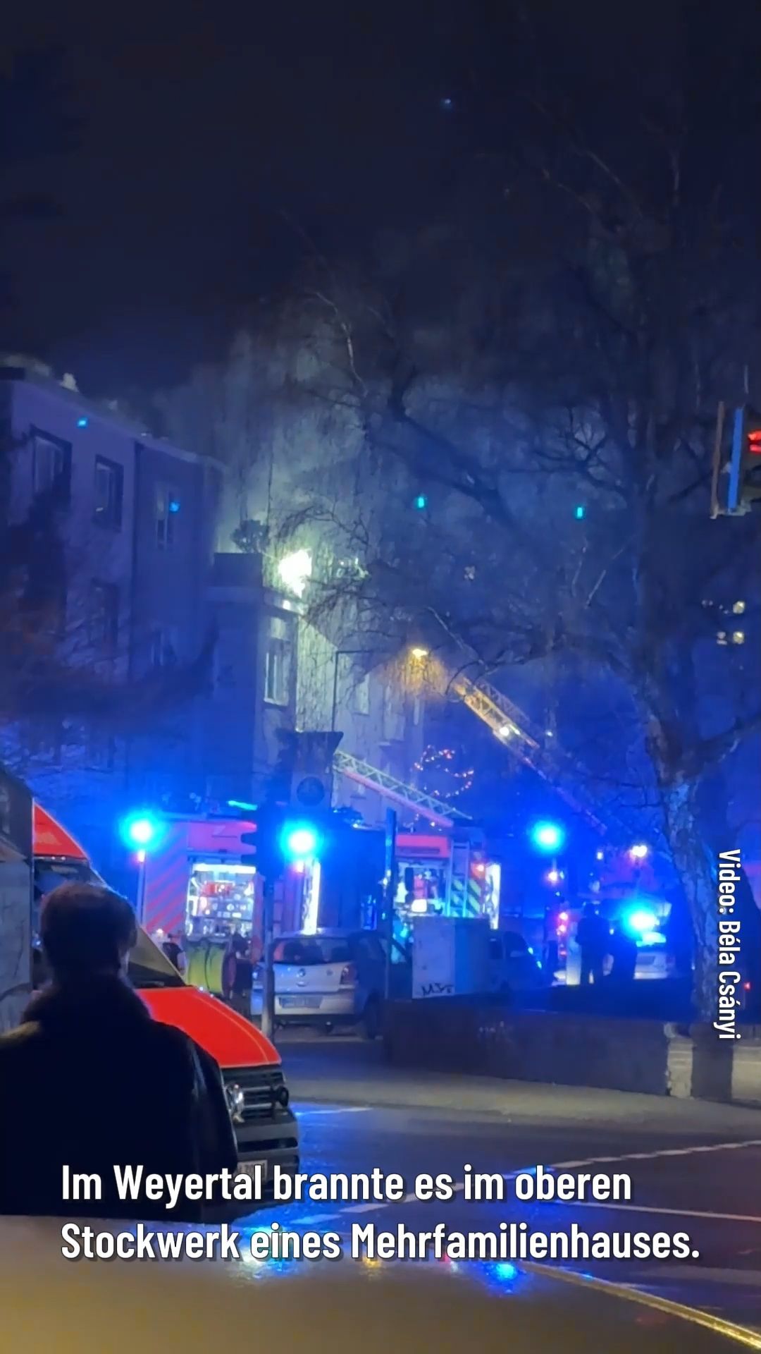 Video: Großeinsatz in Lindenthal: Feuer in Kölner Mehrfamilienhaus