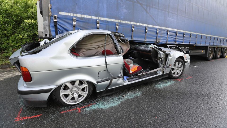 Schwerer Unfall Auto Unter Lkw Eingeklemmt
