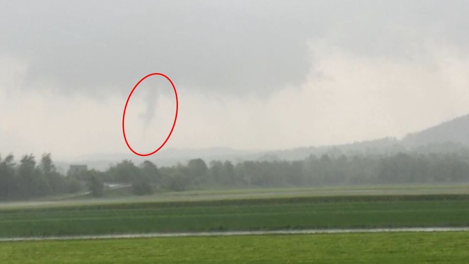 Aufnahmen Zeigen Tornado Fegt über Felder In Bayern