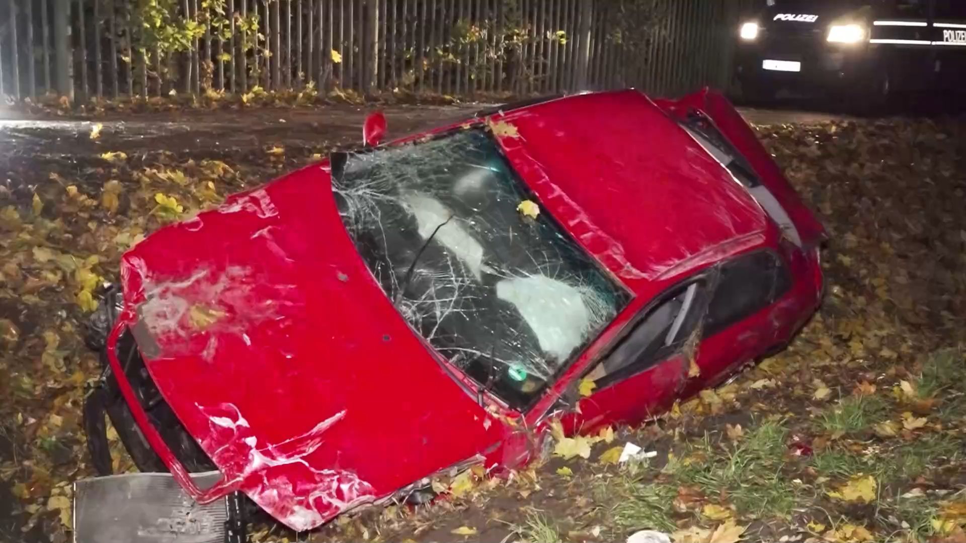 Auto prallt gegen Eisenzaun und überschlägt sich: Fahrer (20) schwer verletzt