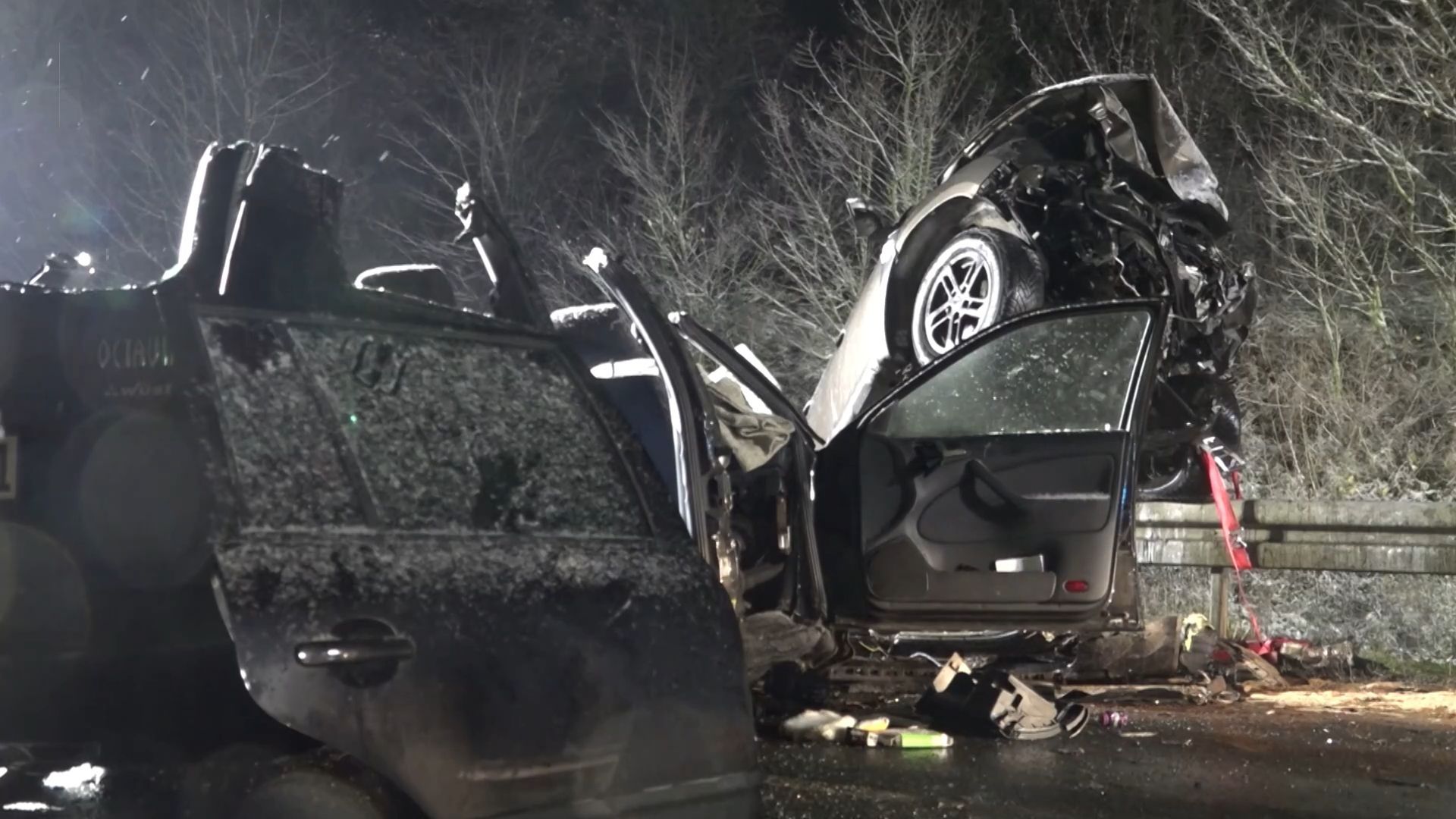 Tragischer Frontalzusammenstoß bei Röttingen: Zwei Todesopfer und Drei Schwerverletzte durch Frontalcrash