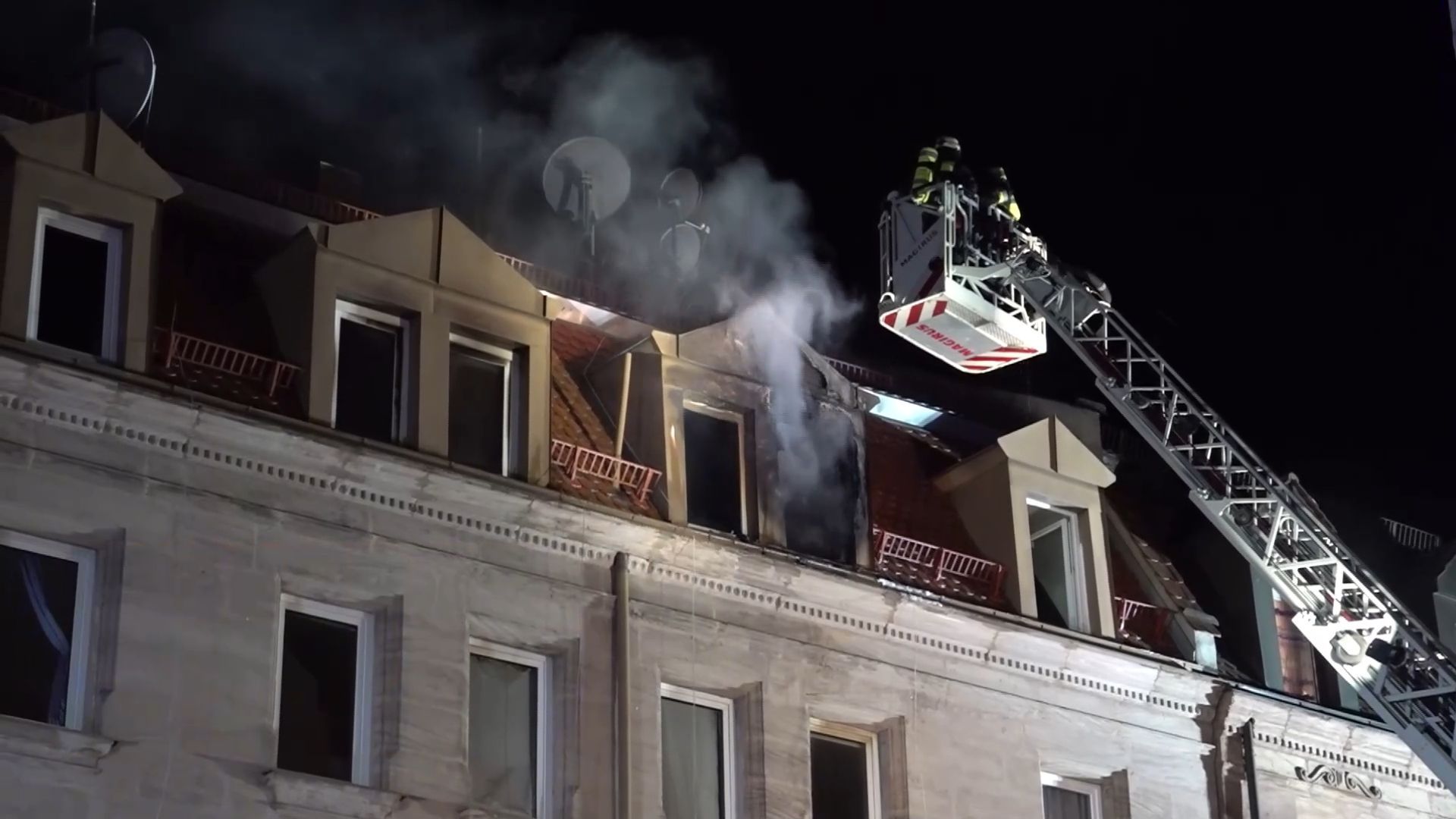 "Nicht mehr bewohnbar": Neun Menschen bei Brand verletzt - darunter fünf Kinder