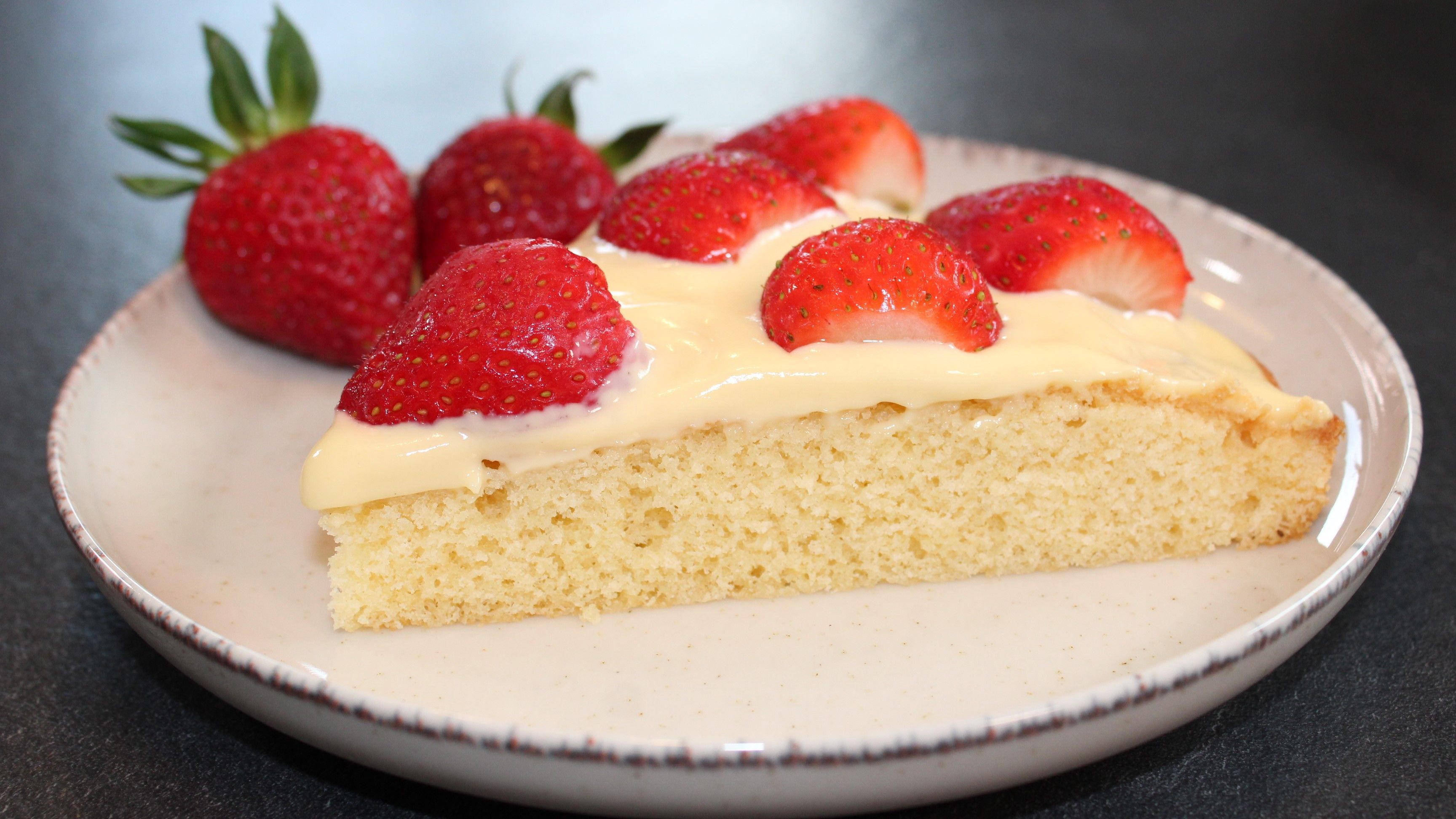 Basic recipe for fruit cake base: Delicious cake base for topping
