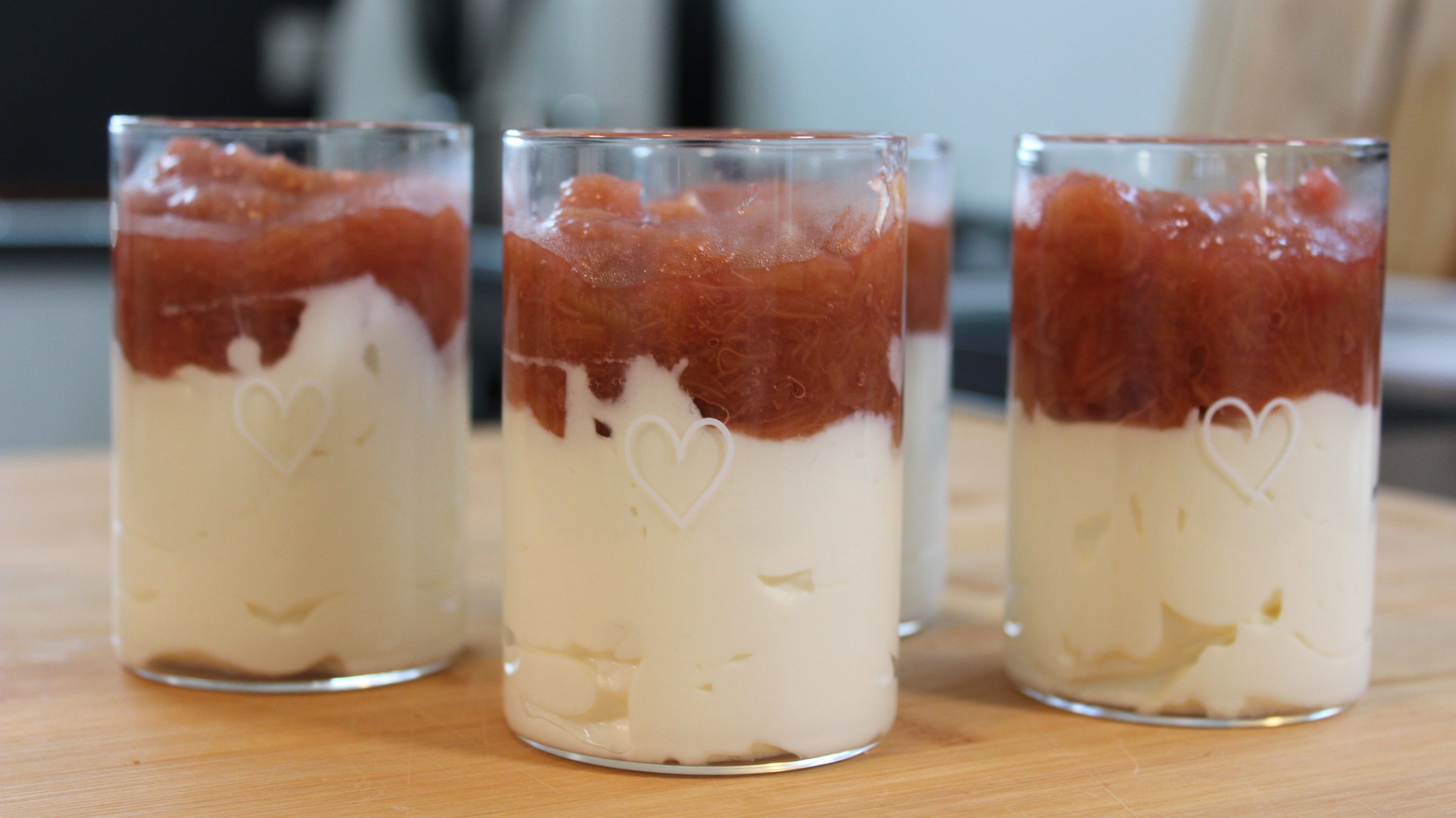 Rhabarber-Dessert mit Quark: Leckeres Schichtdessert im Glas