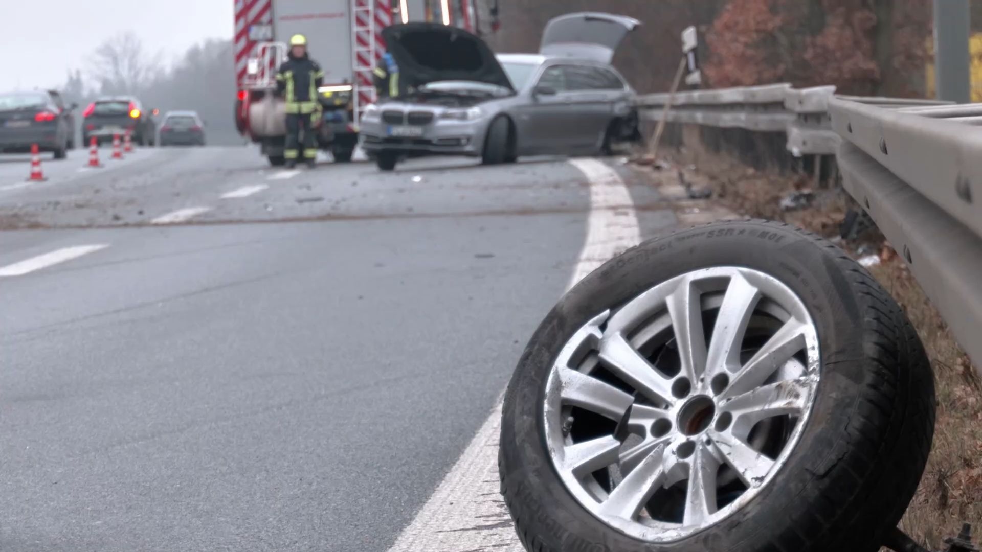 Unfall mit drei Autos auf A73: Hinterrad abgerissen