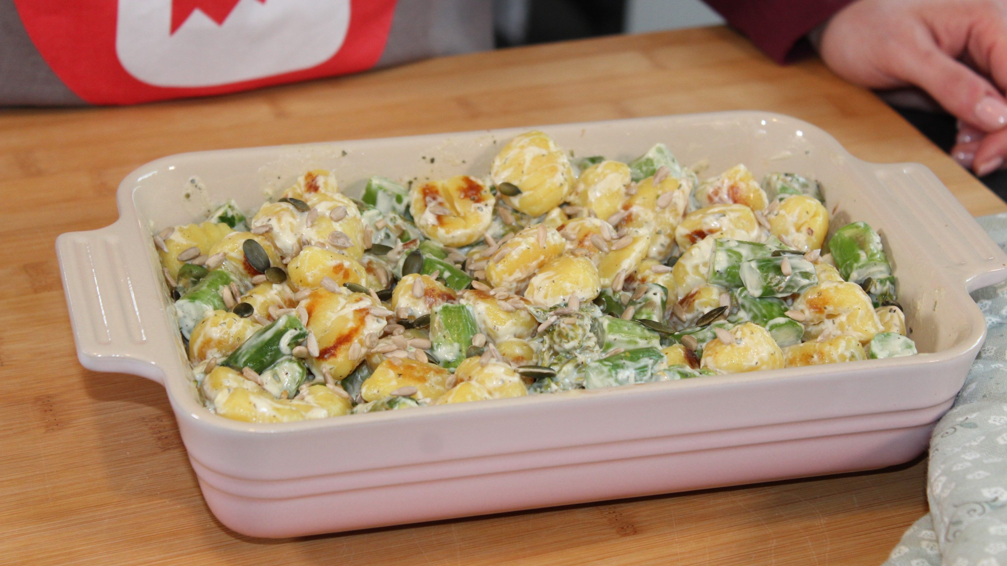 Gnocchi con espárragos verdes: Receta fácil al horno con salsa de queso crema