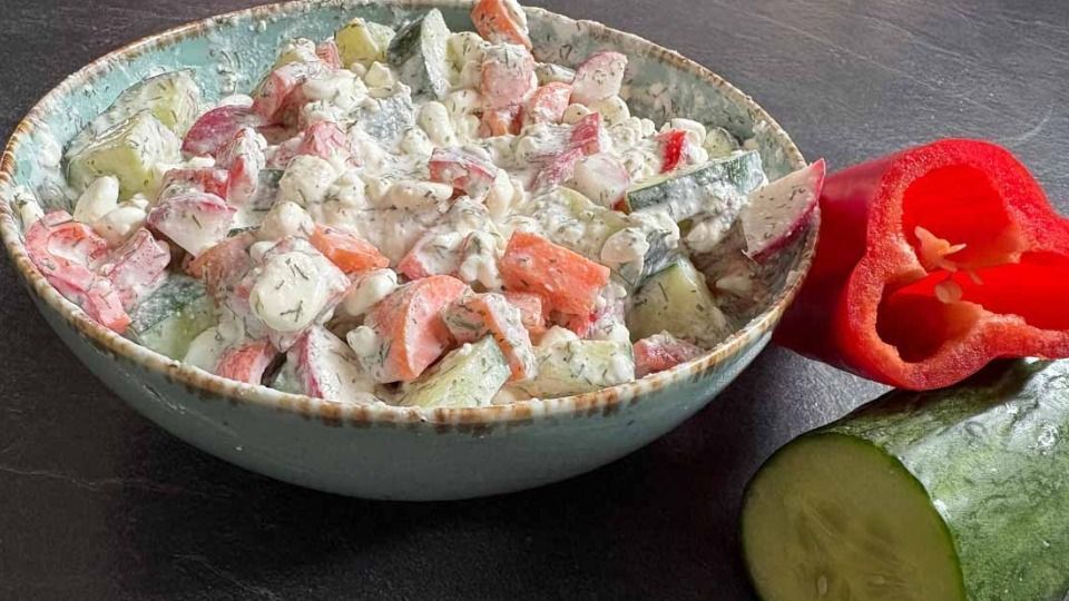 Hausgemachter Rohkostsalat mit cremigen Hüttenkäse