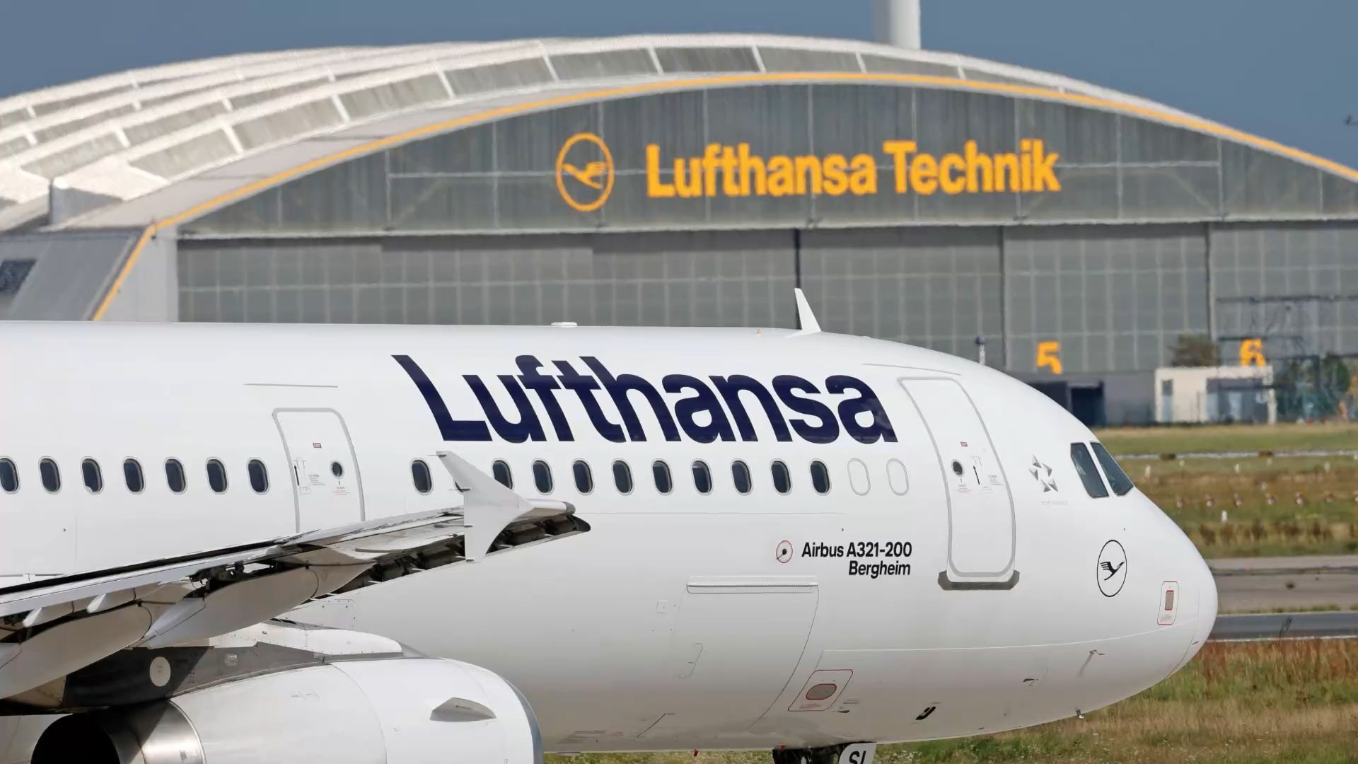 Thousands of jobs cut - massive job cuts at Lufthansa