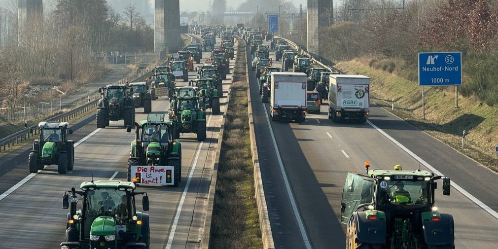 “Zu viel ist zu viel” - Schlepperdemo auf der Autobahn