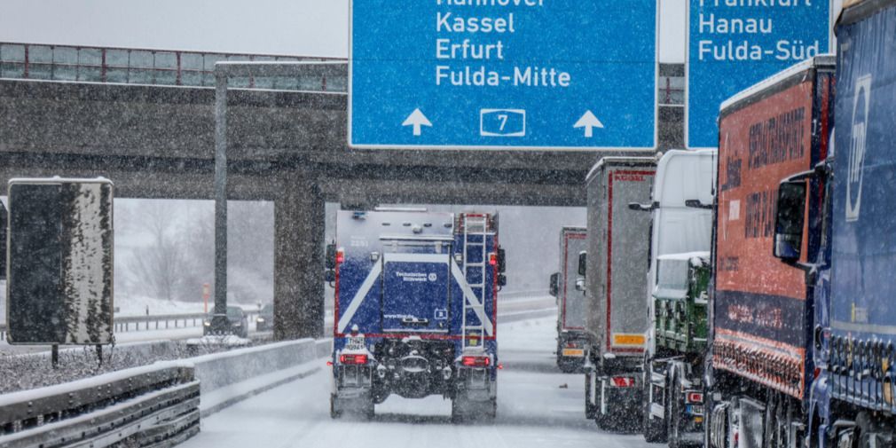 Winterwetter legt Autobahnen lahm