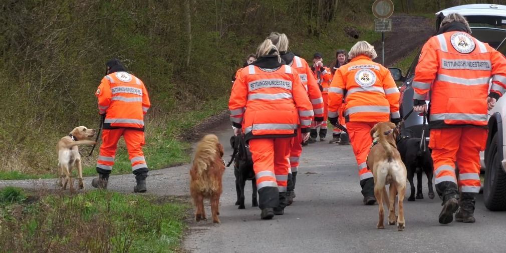 Suche läuft auf Hochtouren: Bereitschaftspolizei und DRK mit Drohne im Einsatz