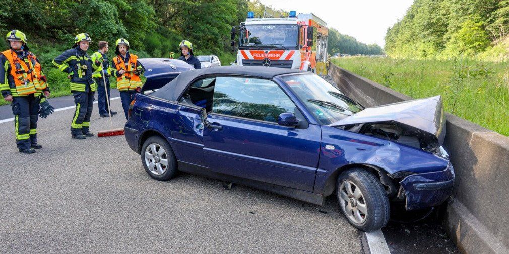 Schwerer Unfall auf der A7 - Beifahrerin muss befreit werden - Hund aus Auto entlaufen