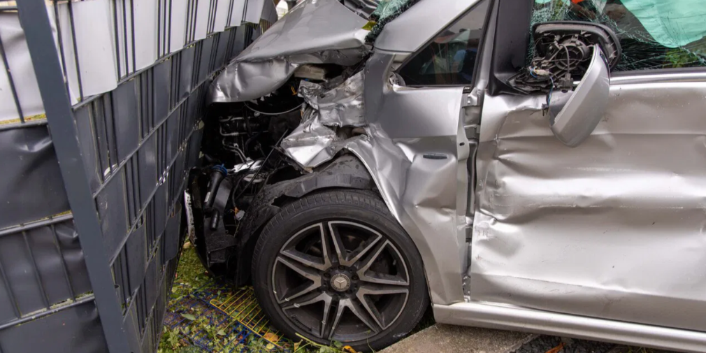 Mercedes Van von Zug erfasst! Rettungshubschrauber gelandet