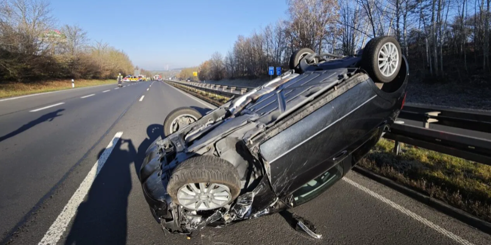 Schwerer Unfall auf der B27 bei Löschenrod: Auto liegt auf dem Dach