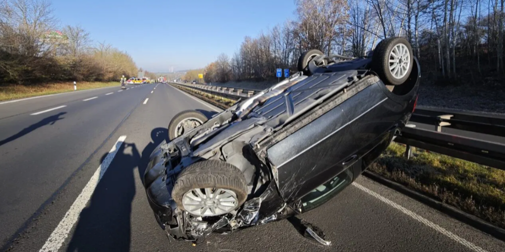 Schwerer Unfall Auf Der B27 Bei Löschenrod: Auto Liegt Auf Dem Dach