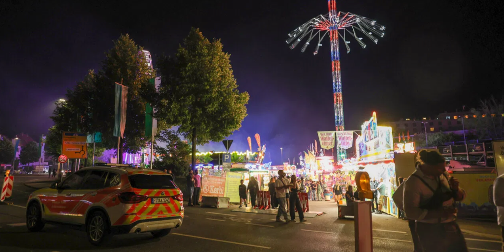 Einsatz am Schützenfest: 33-Jähriger attackiert zwei Festbesucher mit Messer