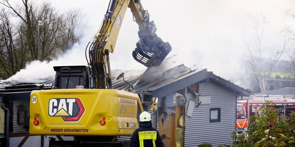 Video: Flammen schießen aus dem Dach: Brennender Imbiss fordert Einsatzkräfte