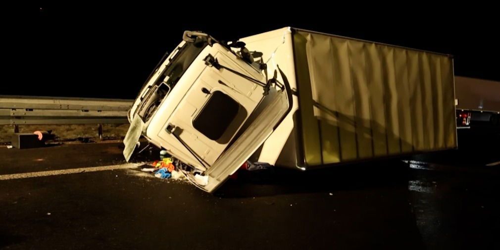 Video: Lkw kracht gegen Leitplanke und bleibt auf der Seite liegen