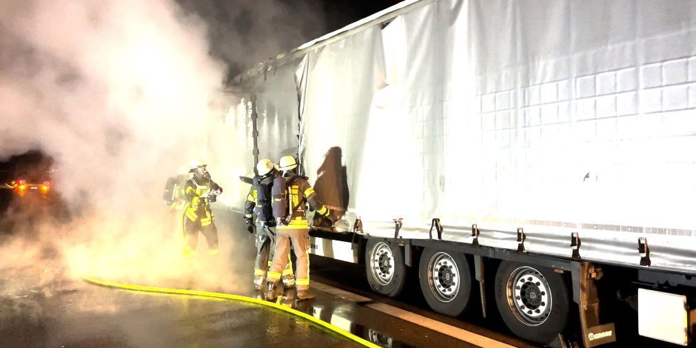 Video: Lastwagen auf der A7 in Brand - Fahrer rettet sich aus brennender Zugmaschine