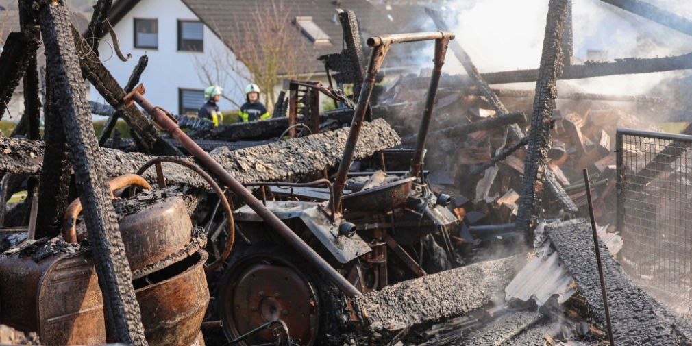 Video: Mit Holz belagert: Gartenhütte vollständig niedergebrannt!