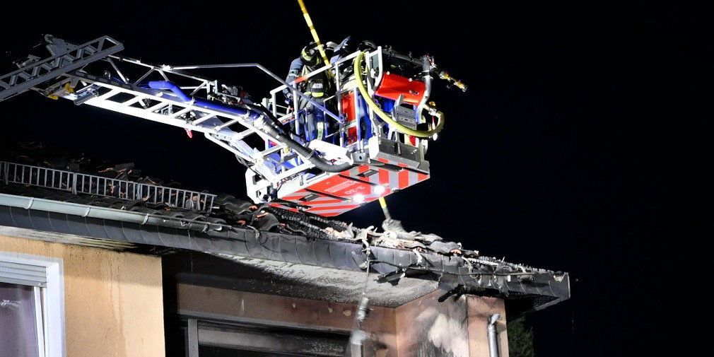 Video: Flammen schlagen aus dem Dach: 60 Kräfte kämpfen gegen Wohnhausbrand