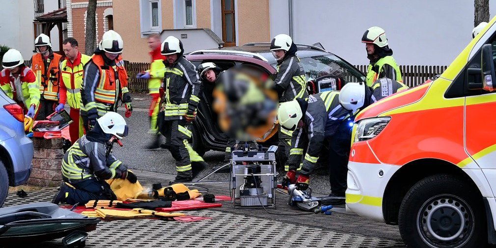 Video: Fahrzeug kommt von Straße ab und prallt gegen Baum - Zwei Verletzte