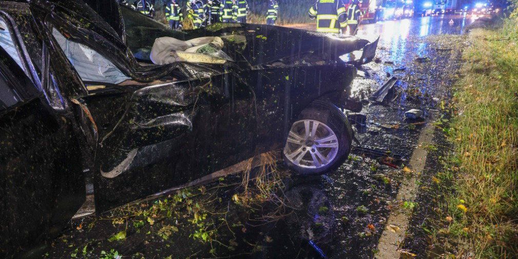Video: BMW kommt von nasser Fahrbahn ab