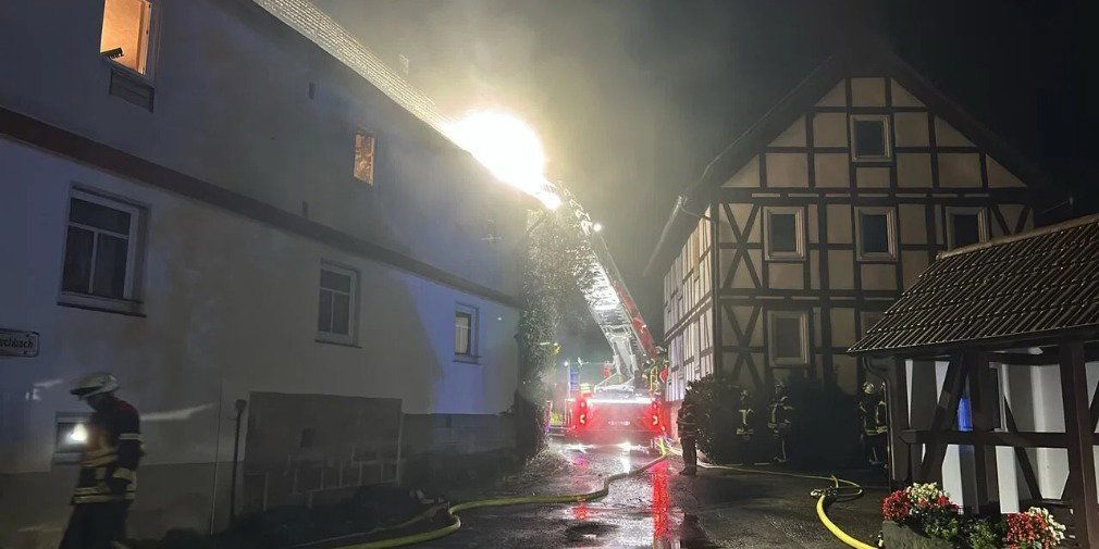 Video: Terrassenbrand in Hauneck-Bodes: 65 Einsatzkräfte rücken nachts zum Wohnhaus aus