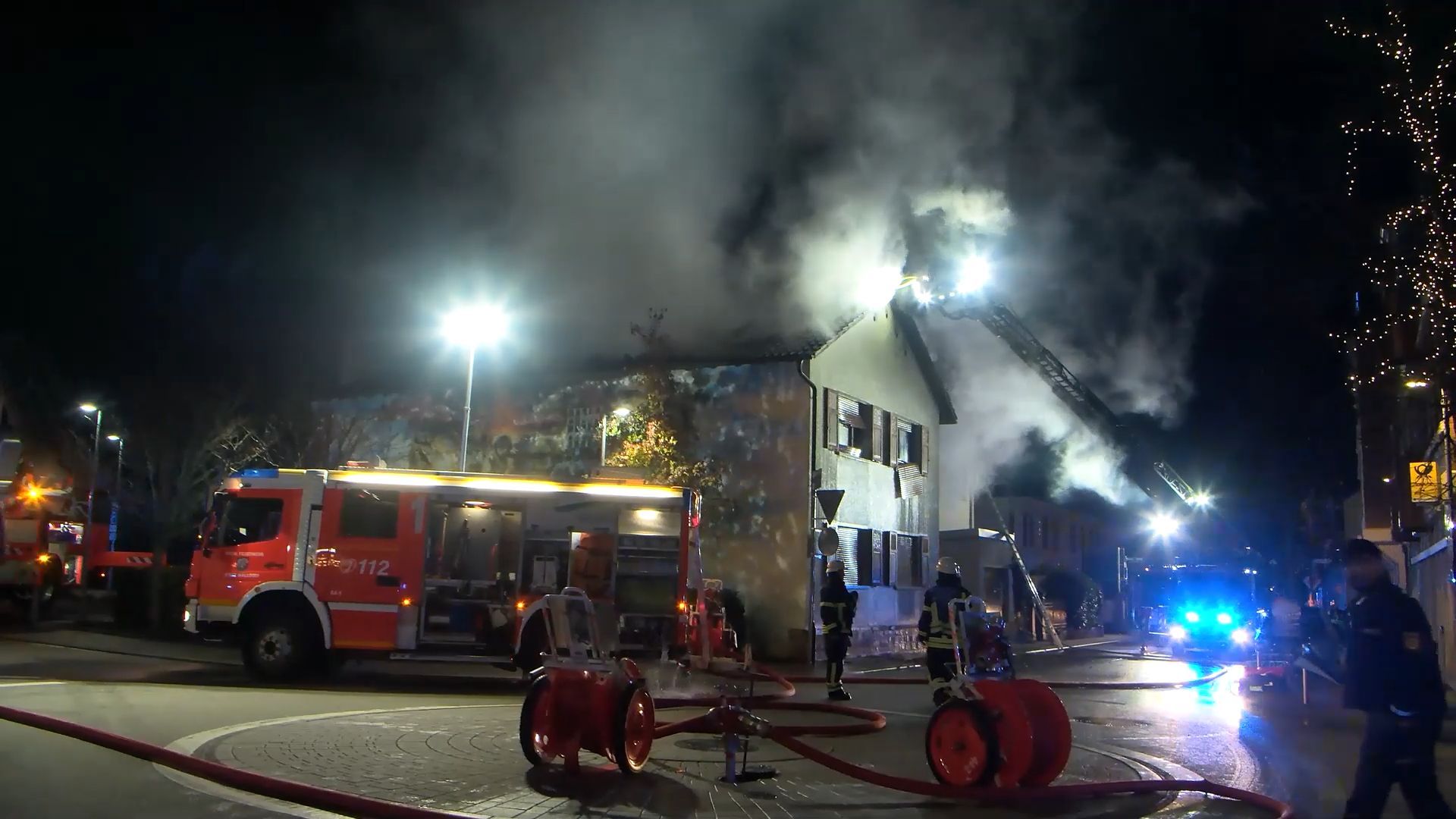 Flammen-Inferno in Walldorf – Wohnhaus nach Dachtsuhlbrand unbewohnbar