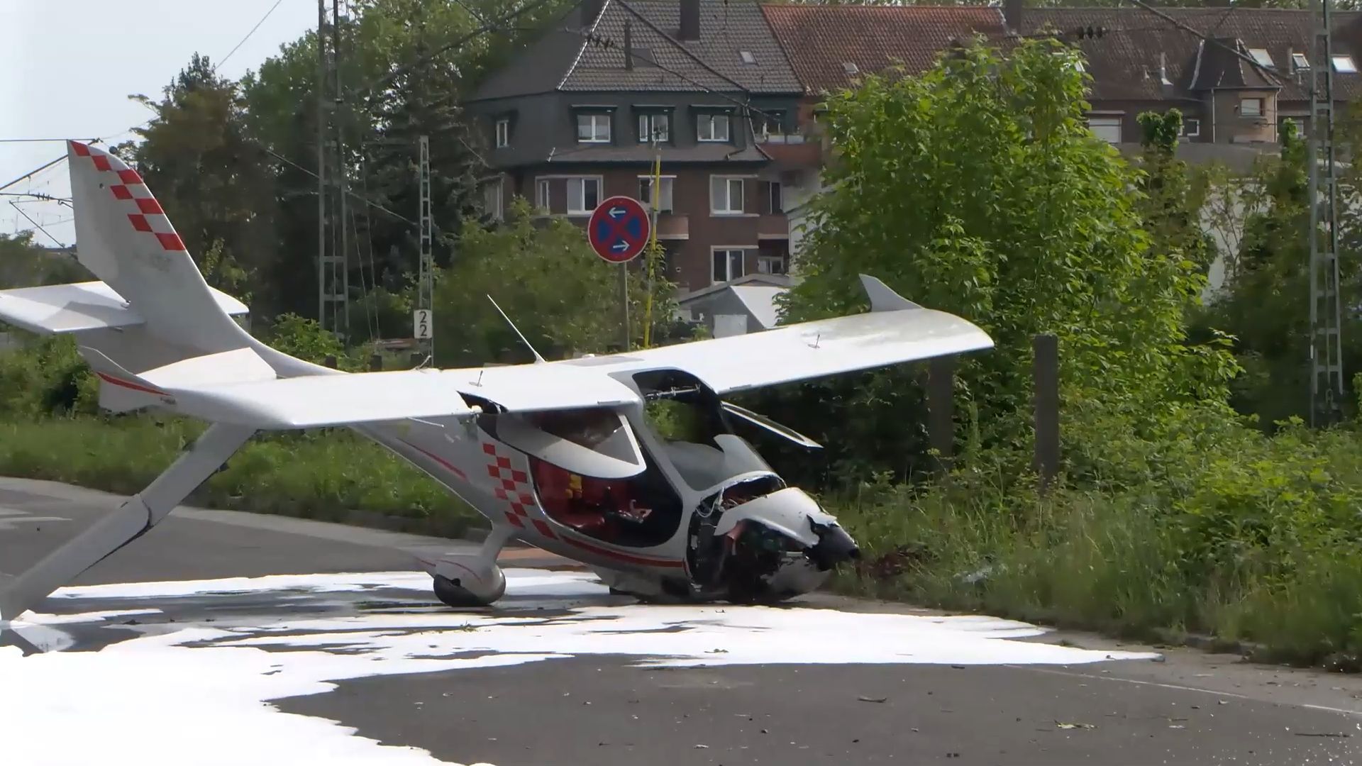 Verrückte Notlandung in Mannheim – Kleinflugzeug landet mitten auf der Straße