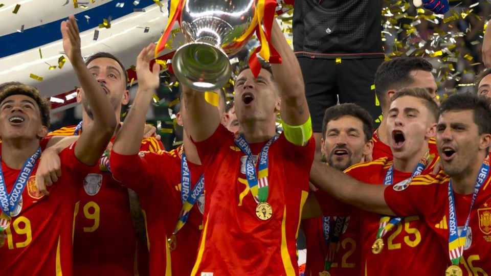 2 / 10: Η Ισπανία είναι πρωταθλήτρια Ευρώπης για τέταρτη φορά στην ιστορία της | Η απονομή του τροπαίου