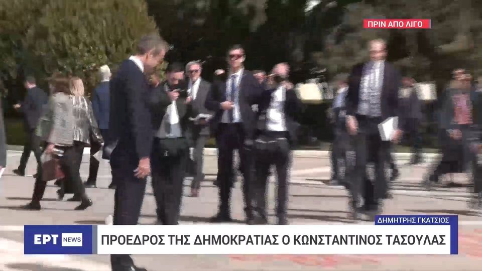 Ο Μητσοτάκης υποκλίθηκε μπροστά από το σημείο με τα ονόματα των 57 θυμάτων των Τεμπών (VID)
