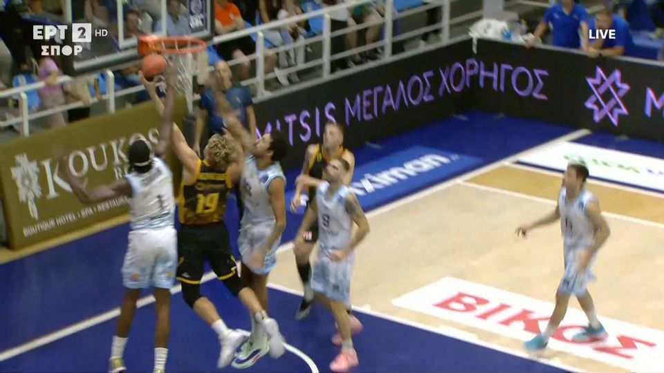Φοβερό καλάθι Κουζμίνσκας, πέρασε μέσα από τις “συμπληγάδες” (VID)