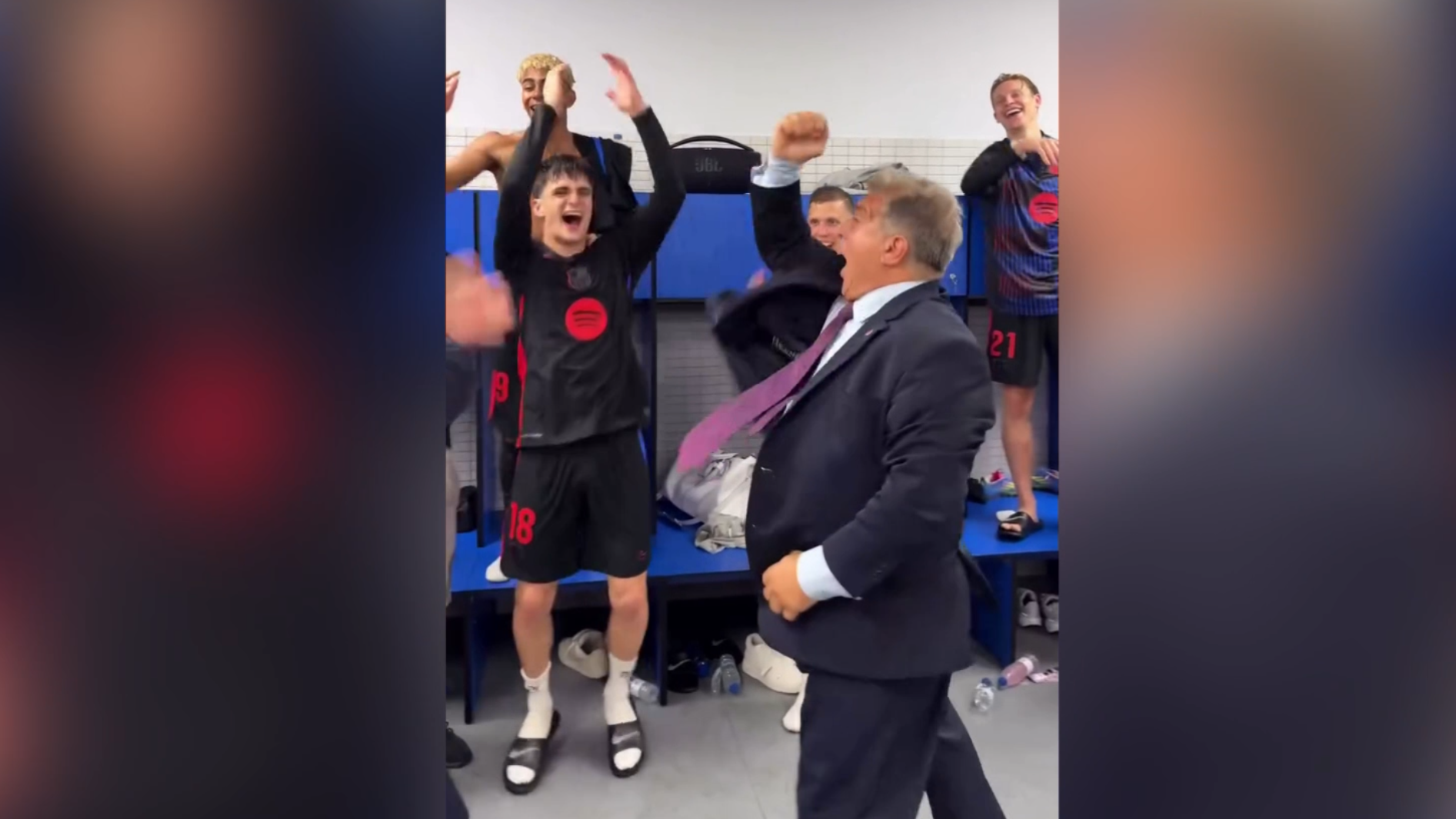 FC Barcelona: Laporta heizt Kabinenparty ein – was macht Hansi Flick?