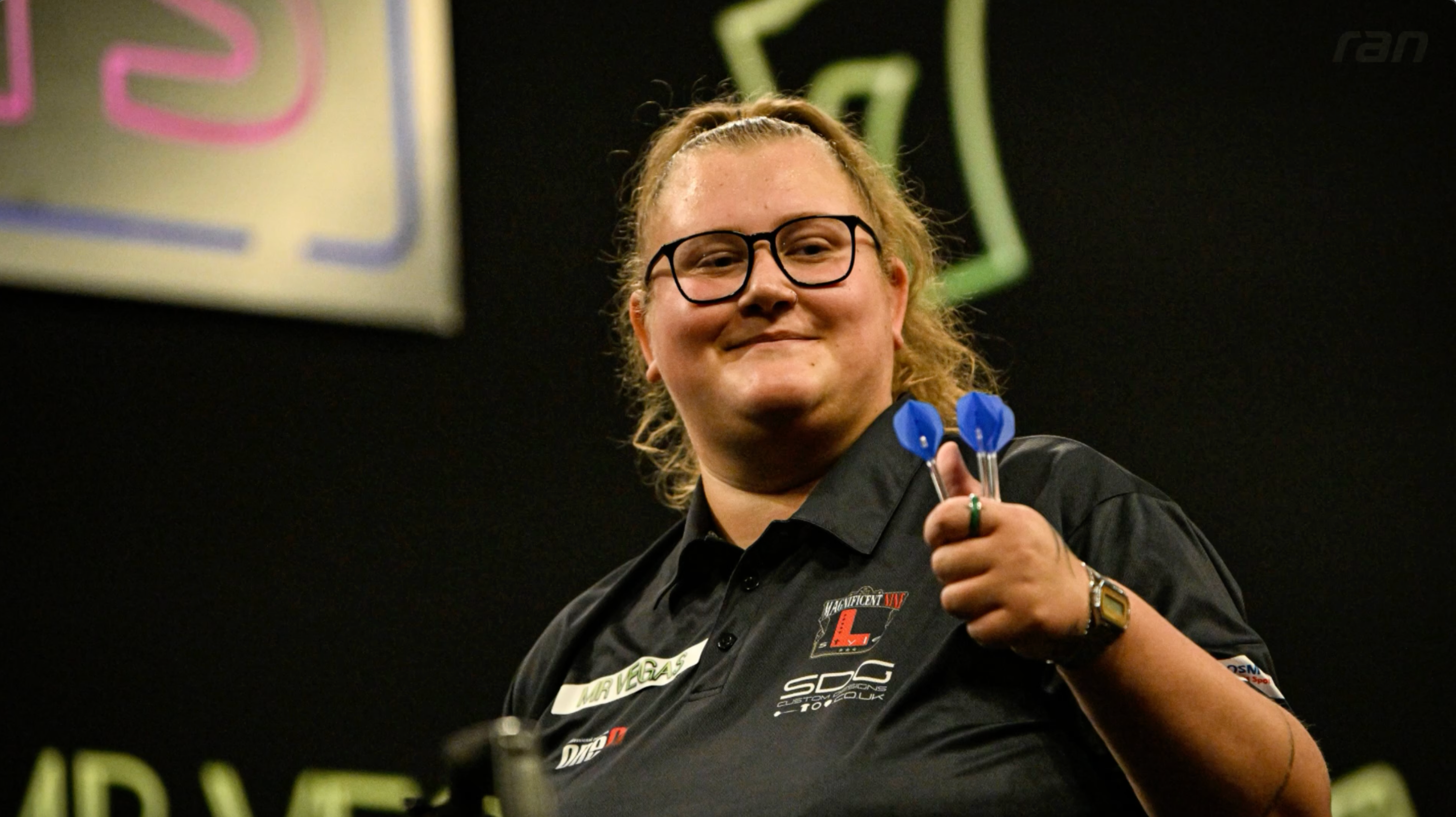 Darts: Zweite Frau der Geschichte sichert sich Tour Card