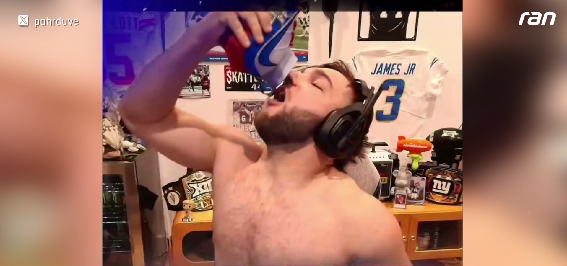 NFL: Cam Skattebo crazy! Energy-Drink aus dem Schuh