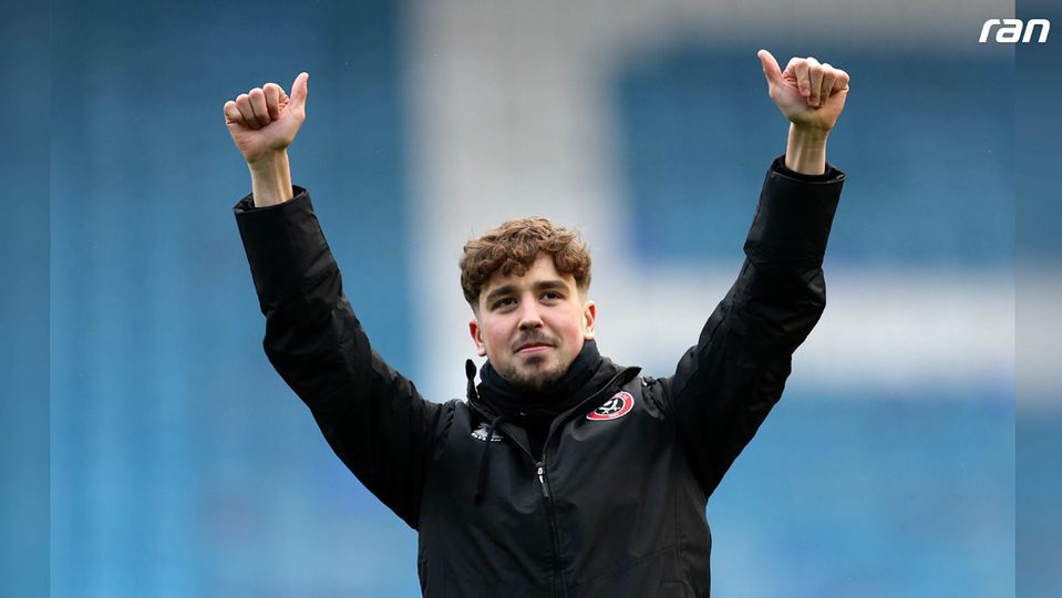 Baby-News bei Kult-Klub! Spieler macht seinen Trainer zum Opa