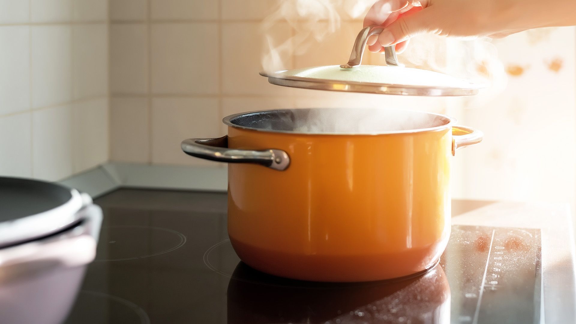 Strom sparen beim Kochen: 5 geniale Tipps, um den Geldbeutel zu schonen