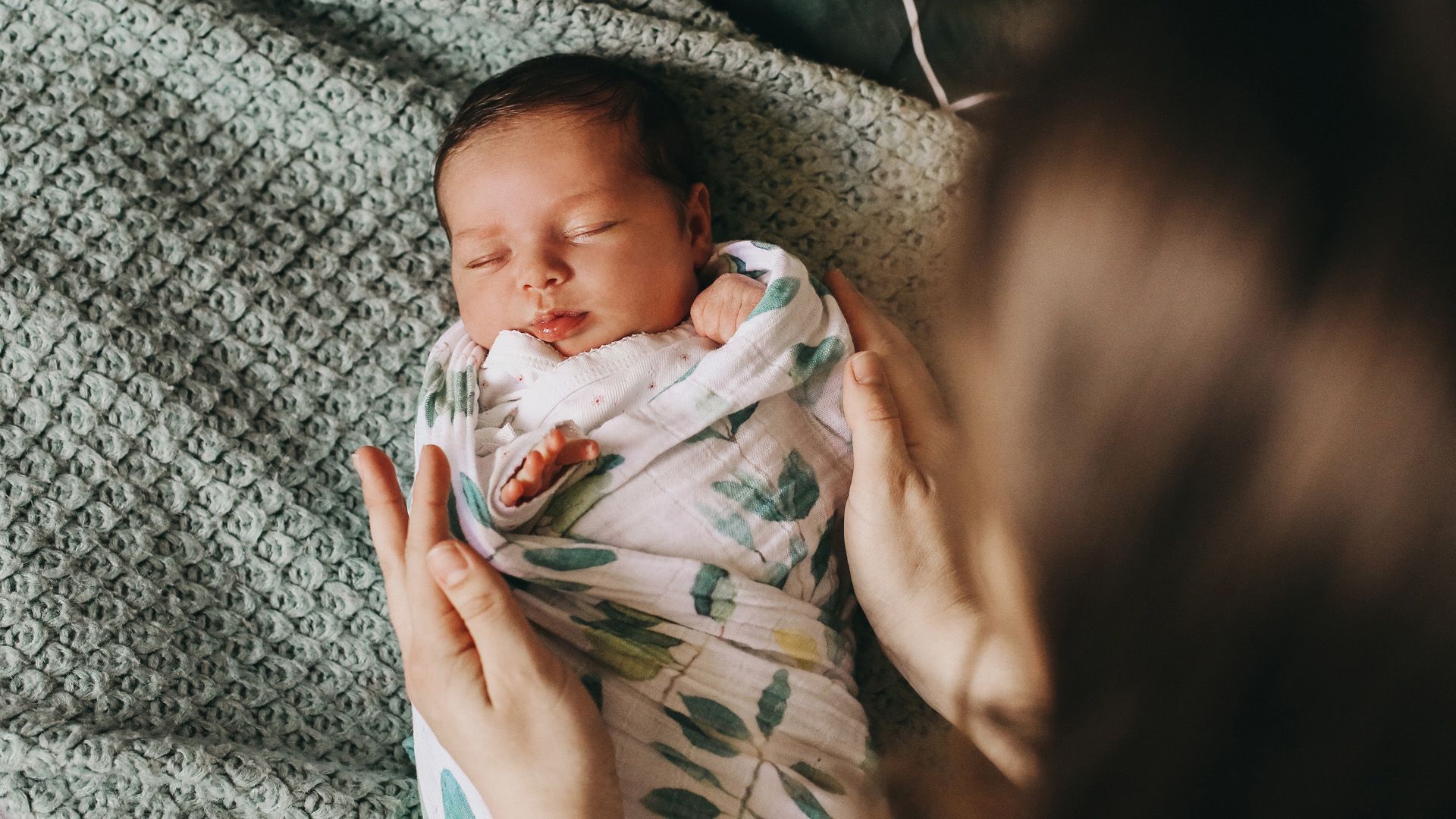 Weinen, wickeln & schlafen: Tipps für Babys erste Tage daheim