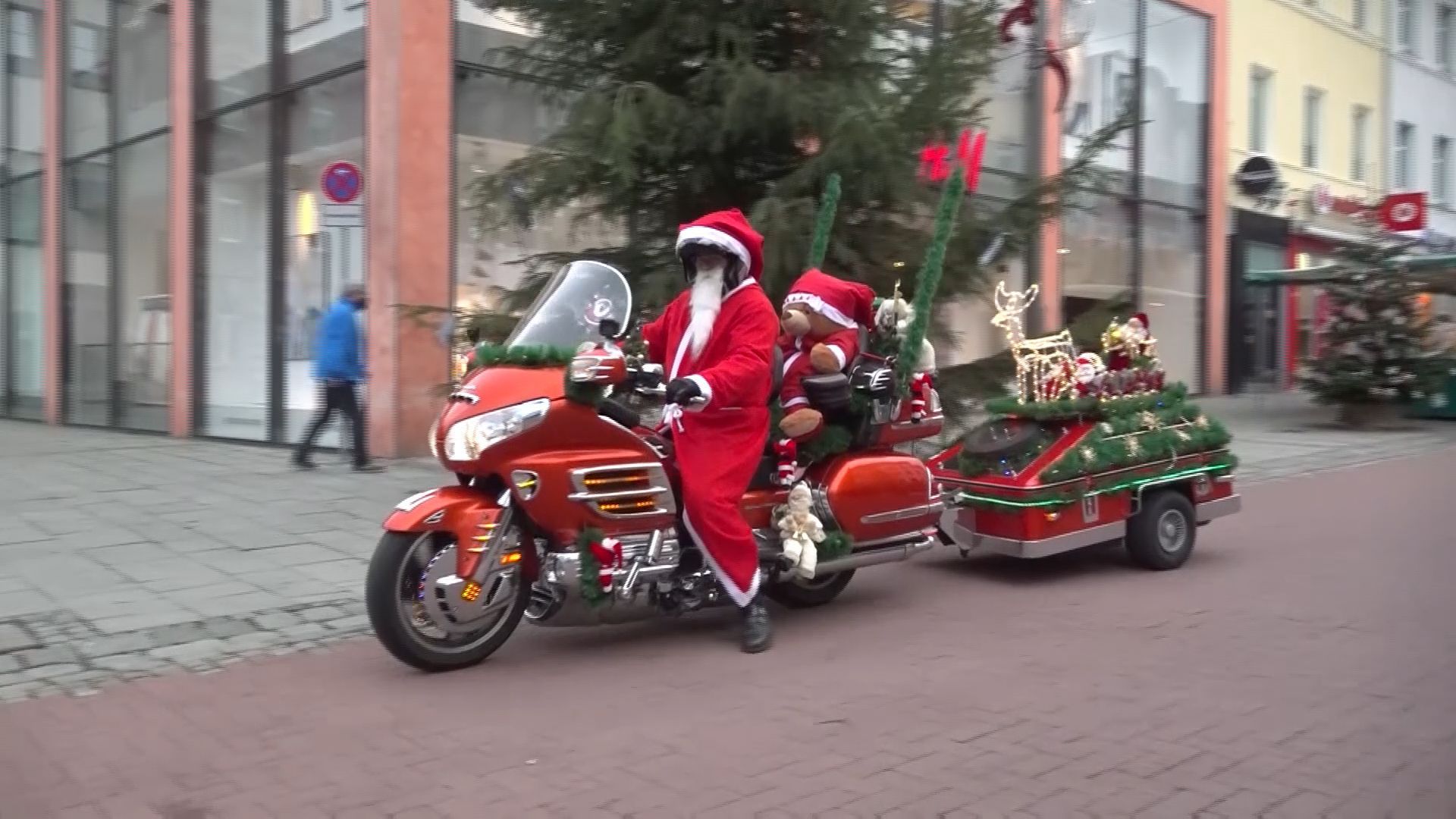 Der Weihnachtsmann kommt mit dem Rentierschlitten an – Nein, mit dem Motorrad