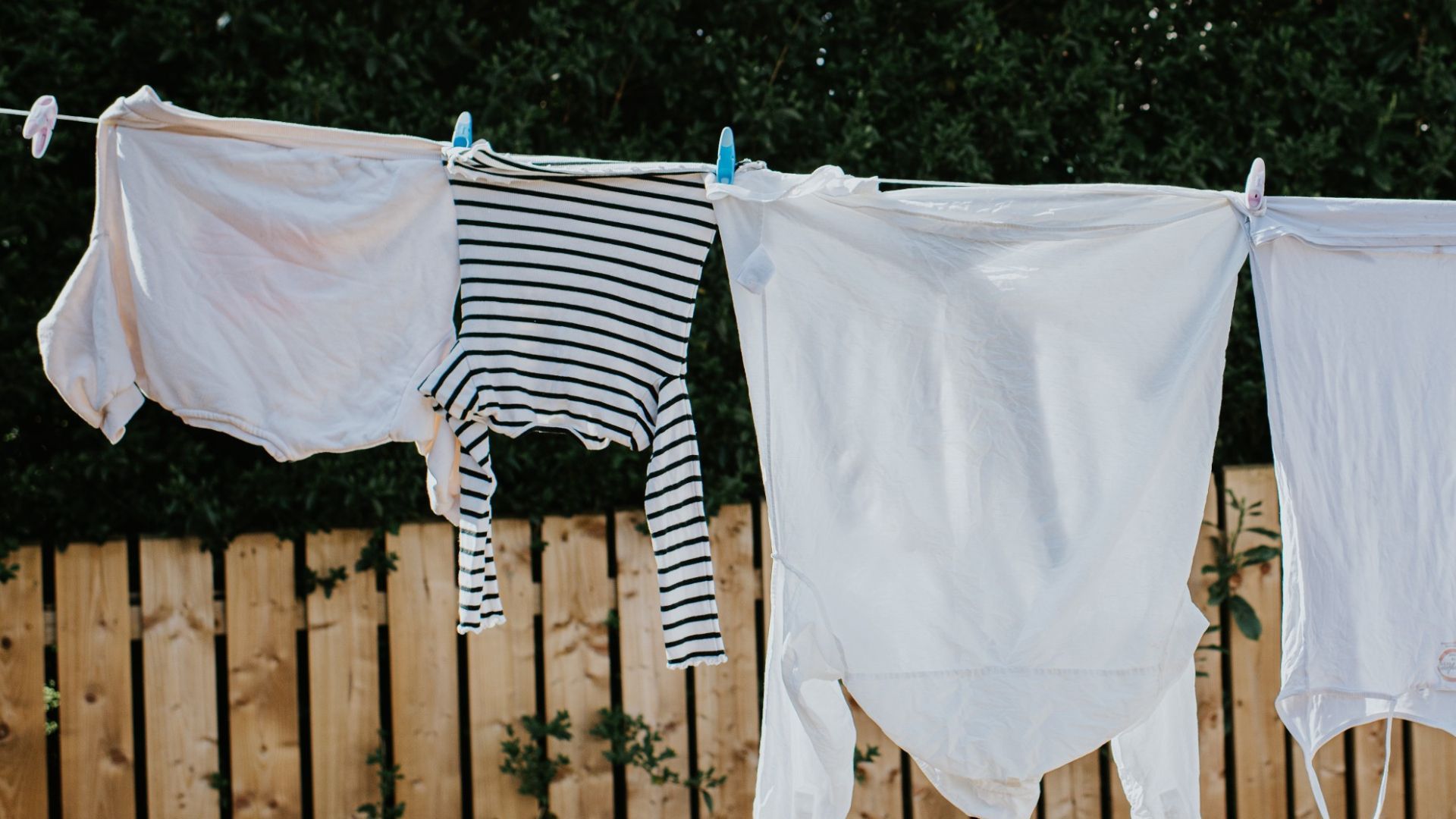 Wie wäscht man schwarz-weiße Kleidungsstücke?