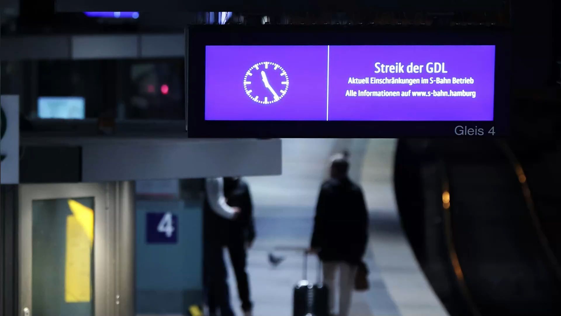 Umfrage: 14 Prozent von Warnstreik bei der Bahn betroffen