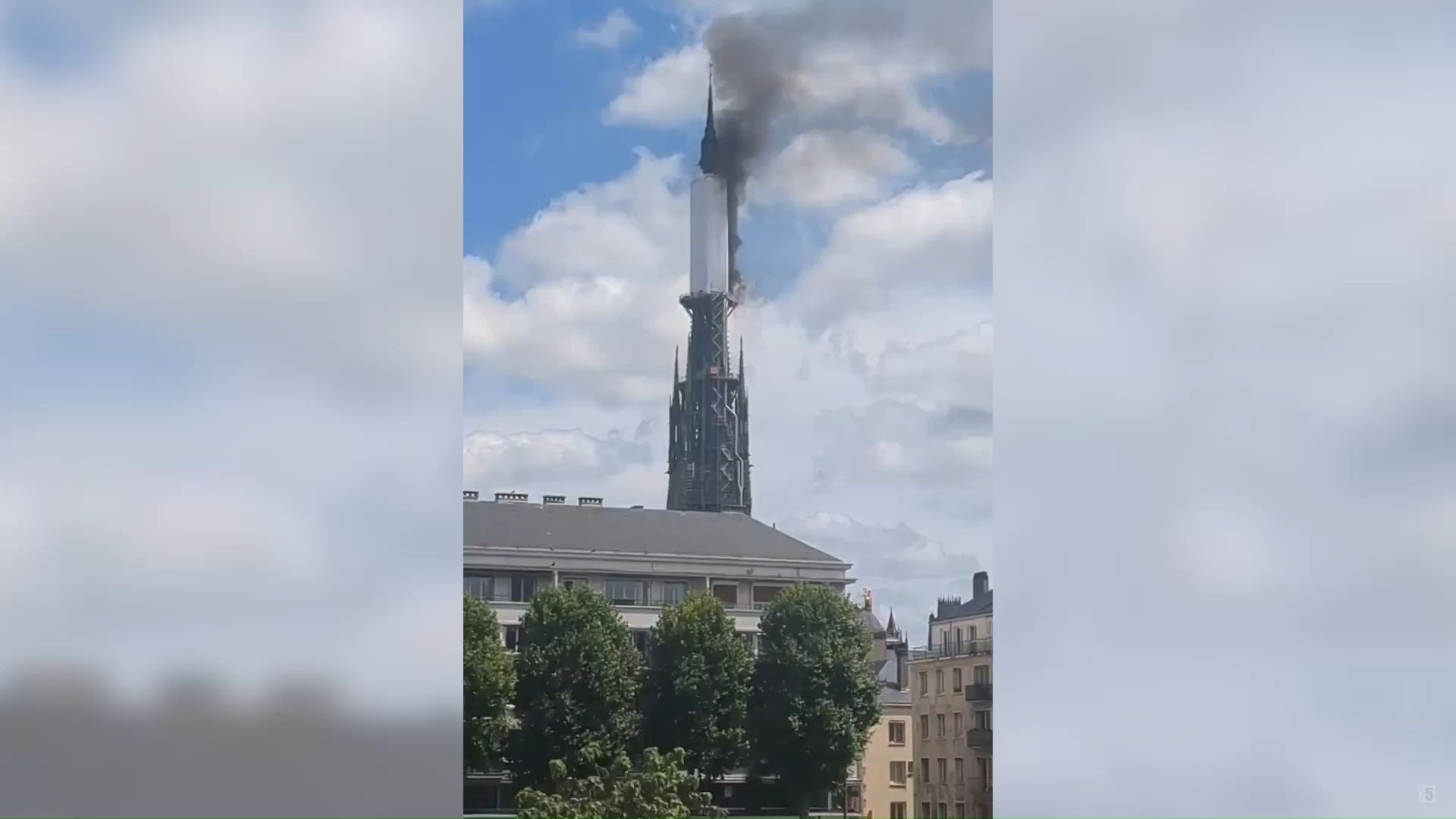 Turm der Kathedrale von Rouen steht in Brand