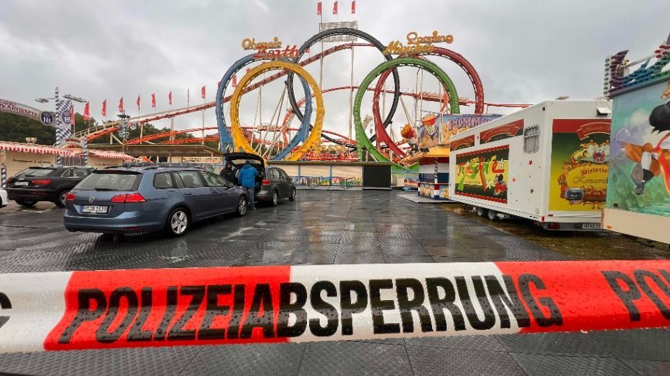 Arbeiter bei Testfahrt von Achterbahn tödlich verletzt - Video