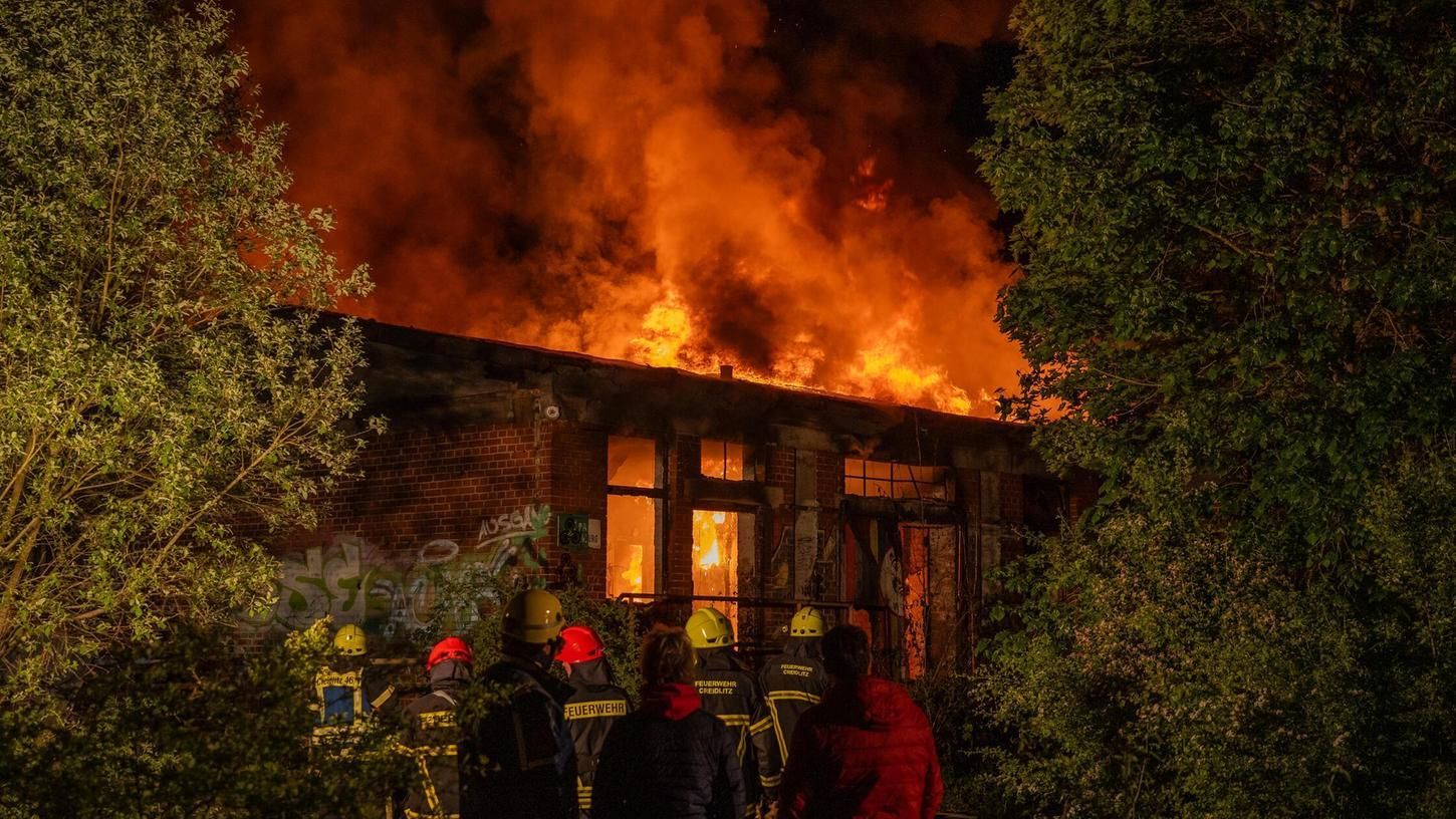 Alter Lokschuppen in Franken steht lichterloh in Flammen - knapp 100 Einsatzkräfte vor Ort